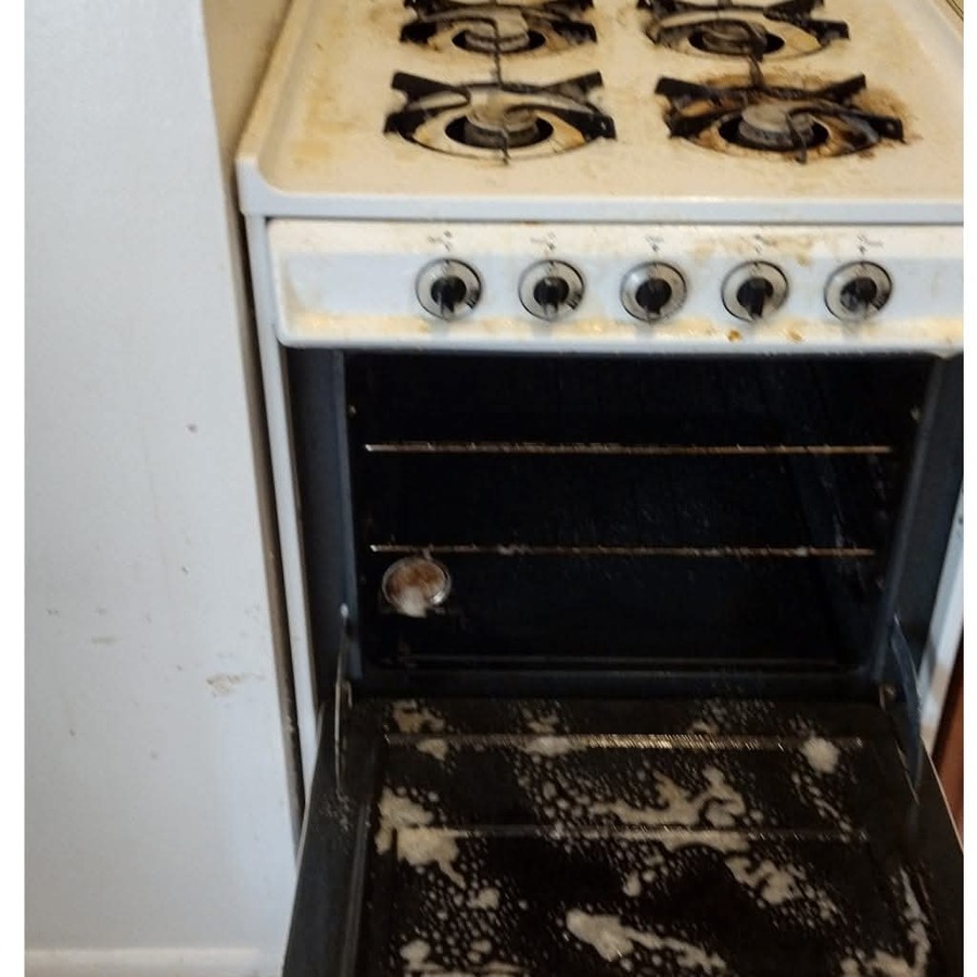 Stove before deep cleaning